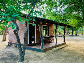 1 bedroom, in-room safe, individually decorated, individually furnished - Funky Leopard Safari Lodge Bordering Yala National Park - Hostel (Kataragama)