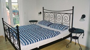 Un lit avec un cadre en métal, une table de chevet et une lampe.