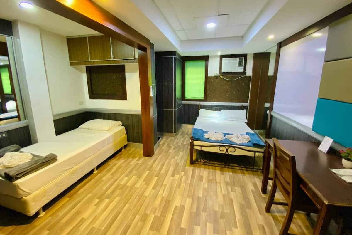 Business Room | Peti besi dalam bilik, meja, seterika/papan seterika, cadar katil
