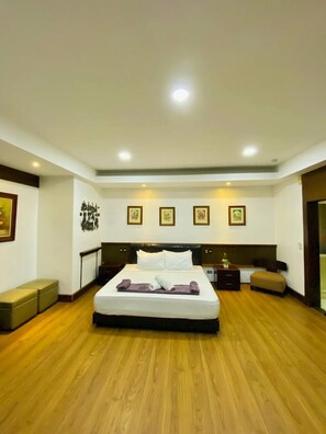 Caja de seguridad en la habitación y escritorio 