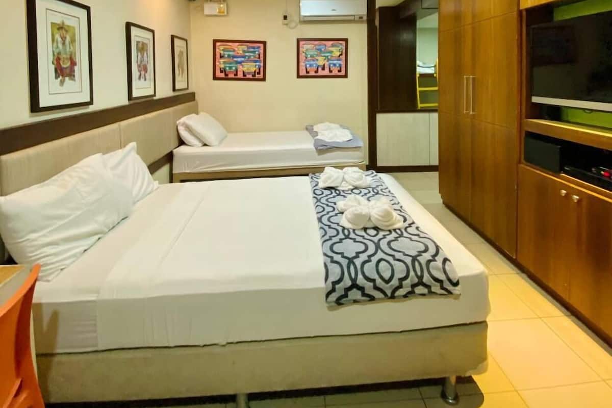 Family Room | Peti besi dalam bilik, meja, seterika/papan seterika, cadar katil