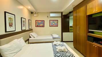 Family Room | In-room safe, desk, iron/ironing board, bed sheets