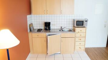 Réfrigérateur, micro-ondes, grille-pain