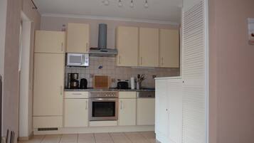 Kühlschrank, Mikrowelle, Ofen, Geschirrspüler