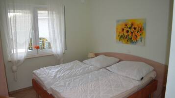 4 Schlafzimmer, Reisekinderbett