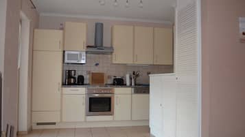 Kühlschrank, Mikrowelle, Ofen, Geschirrspüler