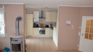 Kühlschrank, Mikrowelle, Ofen, Geschirrspüler