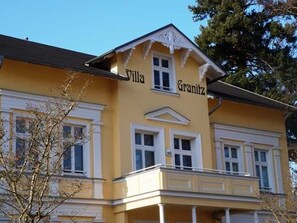 Keltainen rakennus, jonka julkisivussa on teksti ”Villa Granitz”.