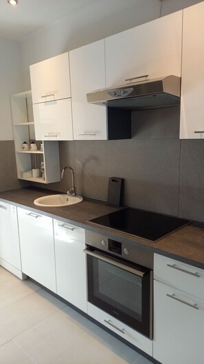 Kühlschrank, Mikrowelle, Ofen, Herdplatte