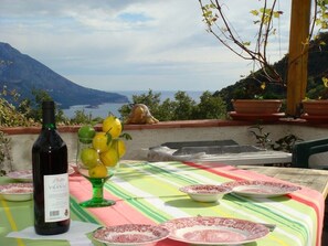 Outdoor dining -  Holiday home NEGRA offers a relaxing and unforgettable holiday (Budva)