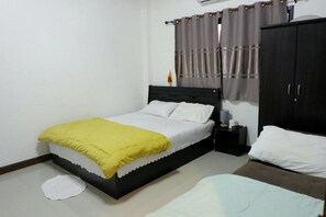 3 chambres, minibar, bureau, fer et planche Ă repasser