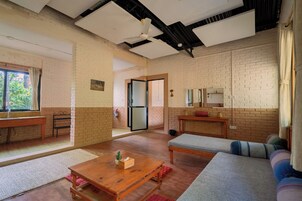 1 habitación, escritorio y tabla de planchar con plancha