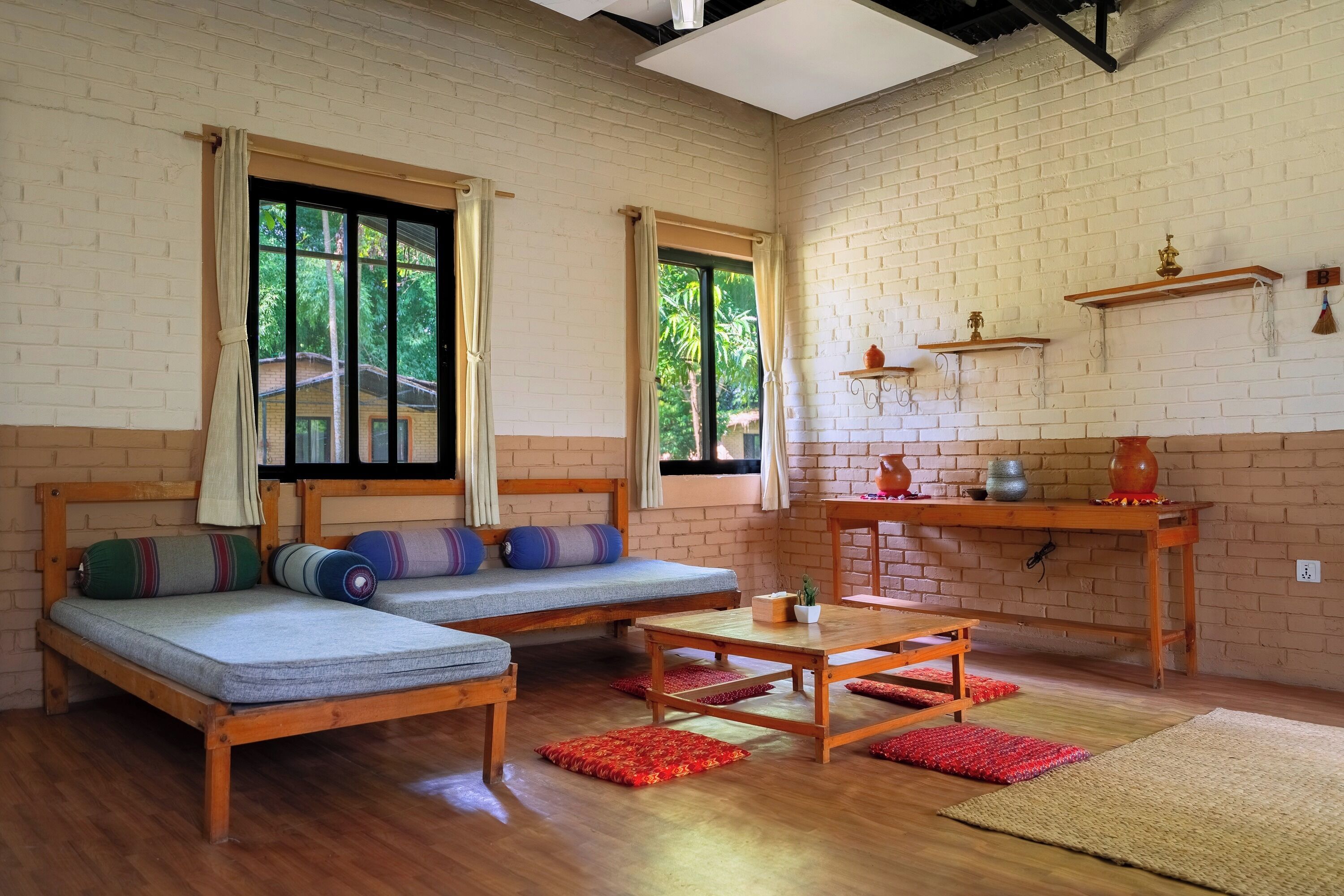 Deluxe Room | 1 bedroom, desk, iron/ironing board, rollaway beds