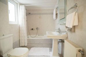 Bathtub, free toiletries, hair dryer, towels