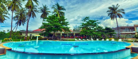 Una piscina al aire libre