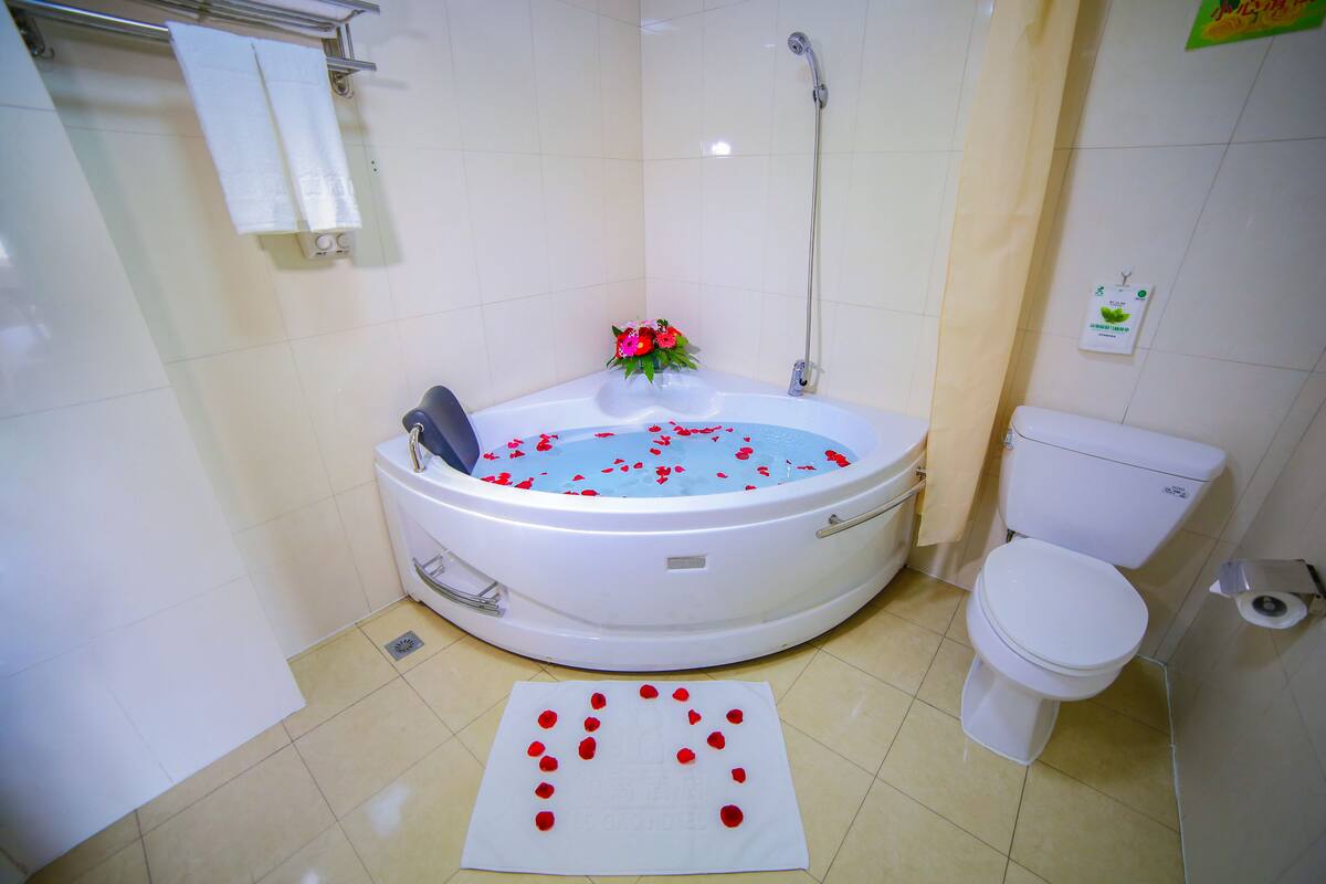 Een bad/douchecombinatie, gratis toiletartikelen, een haardroger