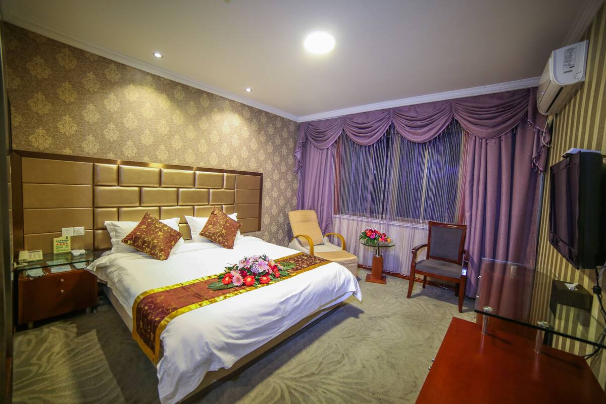 Minibar, in-room safe, desk, blackout curtains