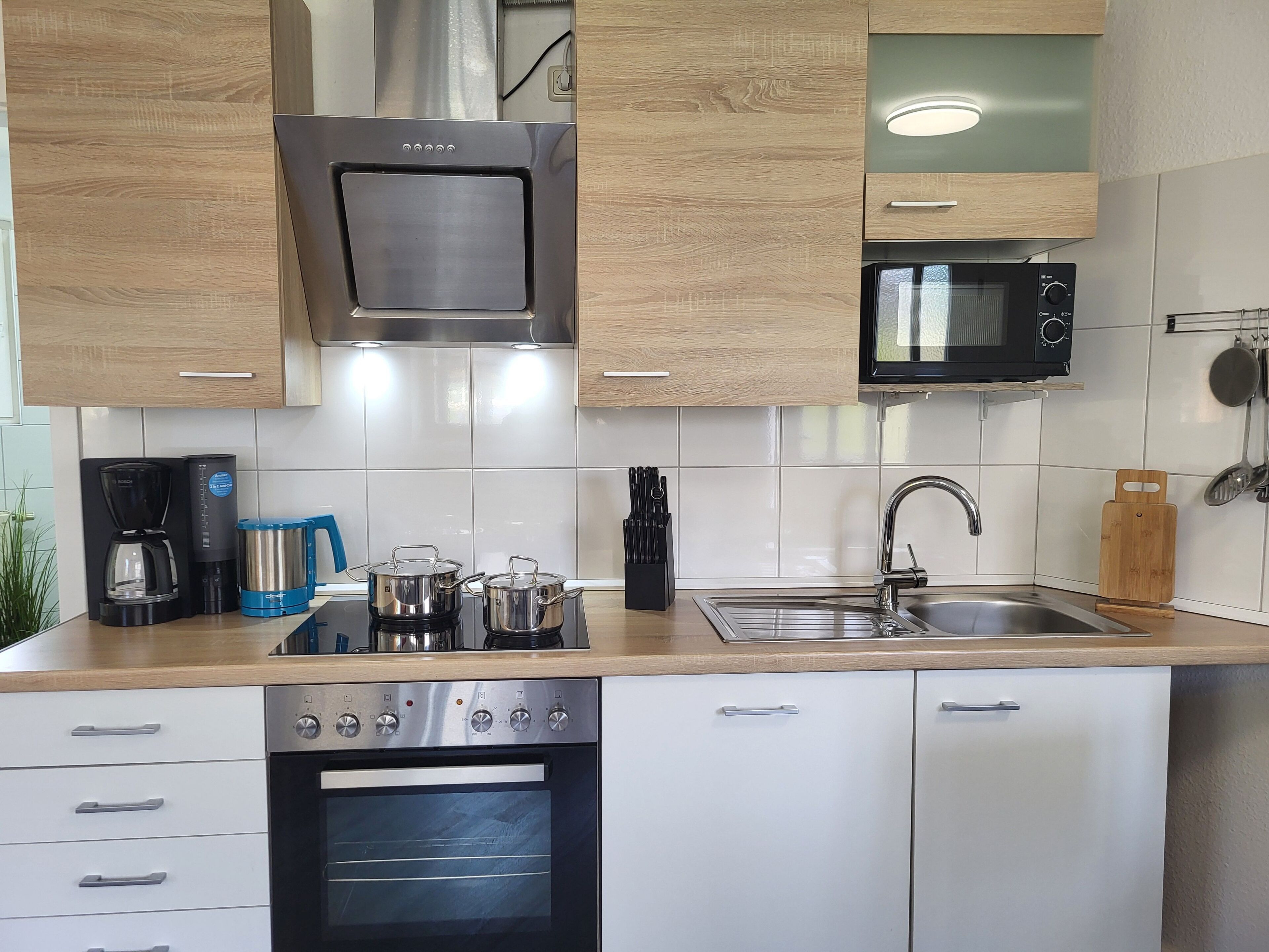 Réfrigérateur, four à micro-ondes, un four, lave-vaisselle