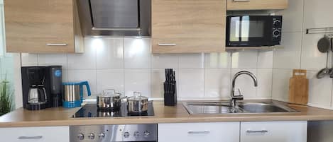 Réfrigérateur, four à micro-ondes, un four, lave-vaisselle