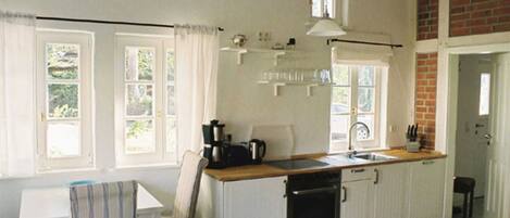 Kjøleskap, mikrobølgeovn, ovn og oppvaskmaskin