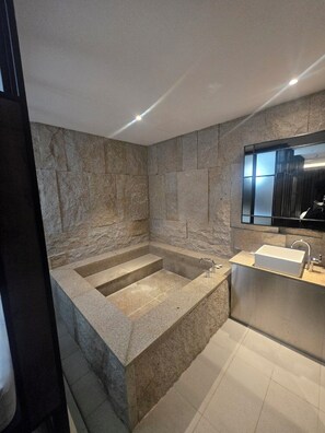 Bañera y ducha independientes, bañera profunda