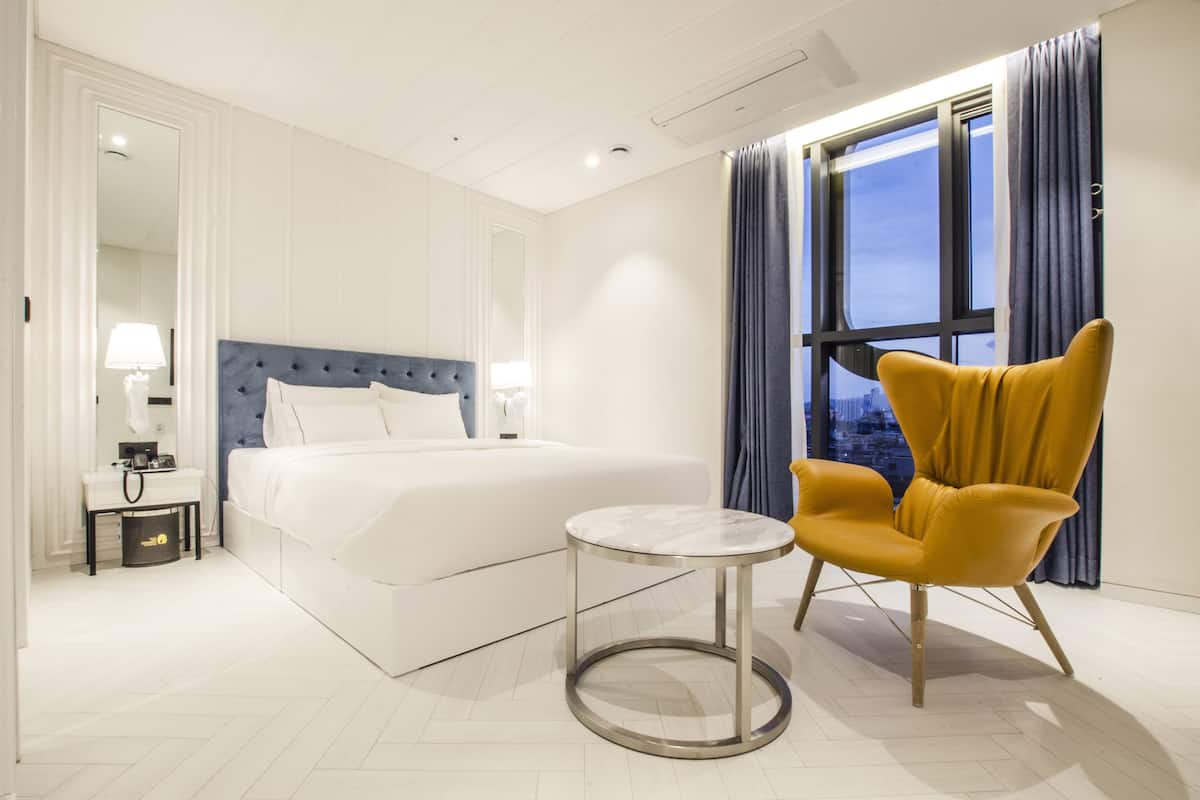 1 habitación, decoración personalizada, muebles diferentes y escritorio