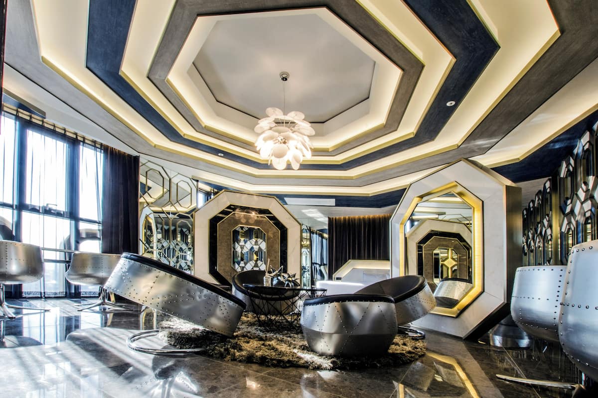 1 habitación, decoración personalizada, muebles diferentes y escritorio