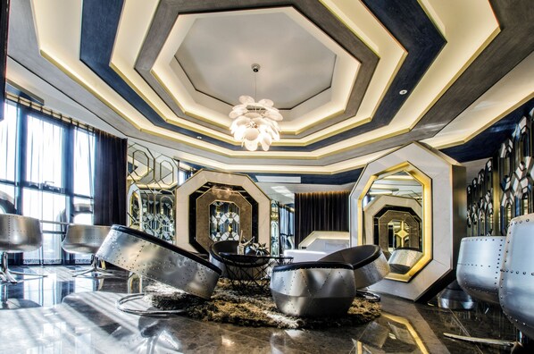 Lyxig studiosvit | Individuell inredning, unika möbler, skrivbord och mörkläggningsgardiner