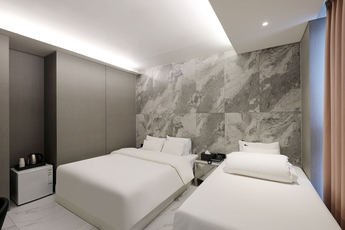 Deluxe-Zweibettzimmer | Individuell dekoriert, individuell eingerichtet, Schreibtisch