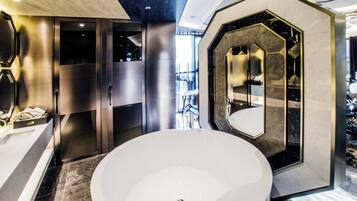 Studio Suite Cao cấp | Phòng tắm | Bồn tắm và buồng tắm vòi sen riêng, bồn tắm ngâm