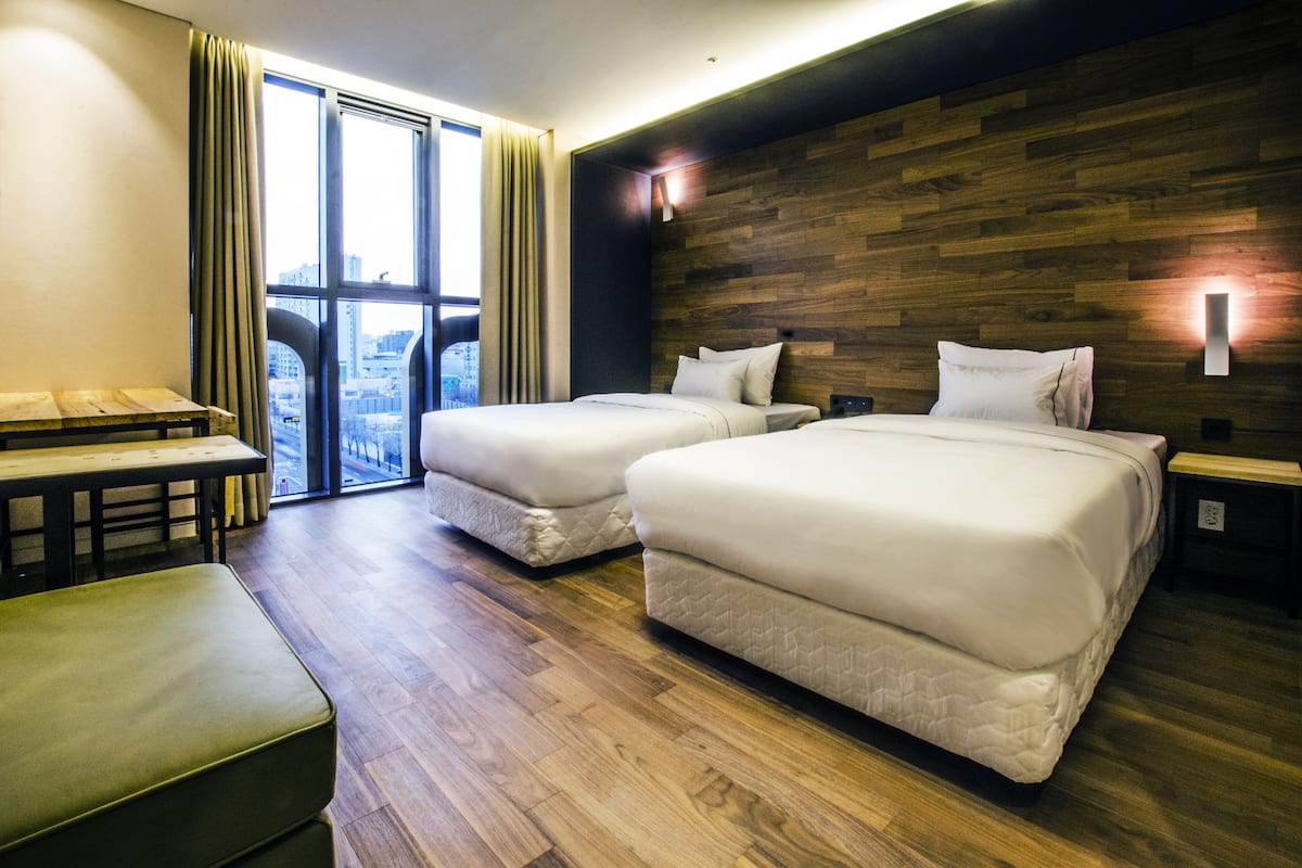 1 habitación, decoración personalizada, muebles diferentes y escritorio