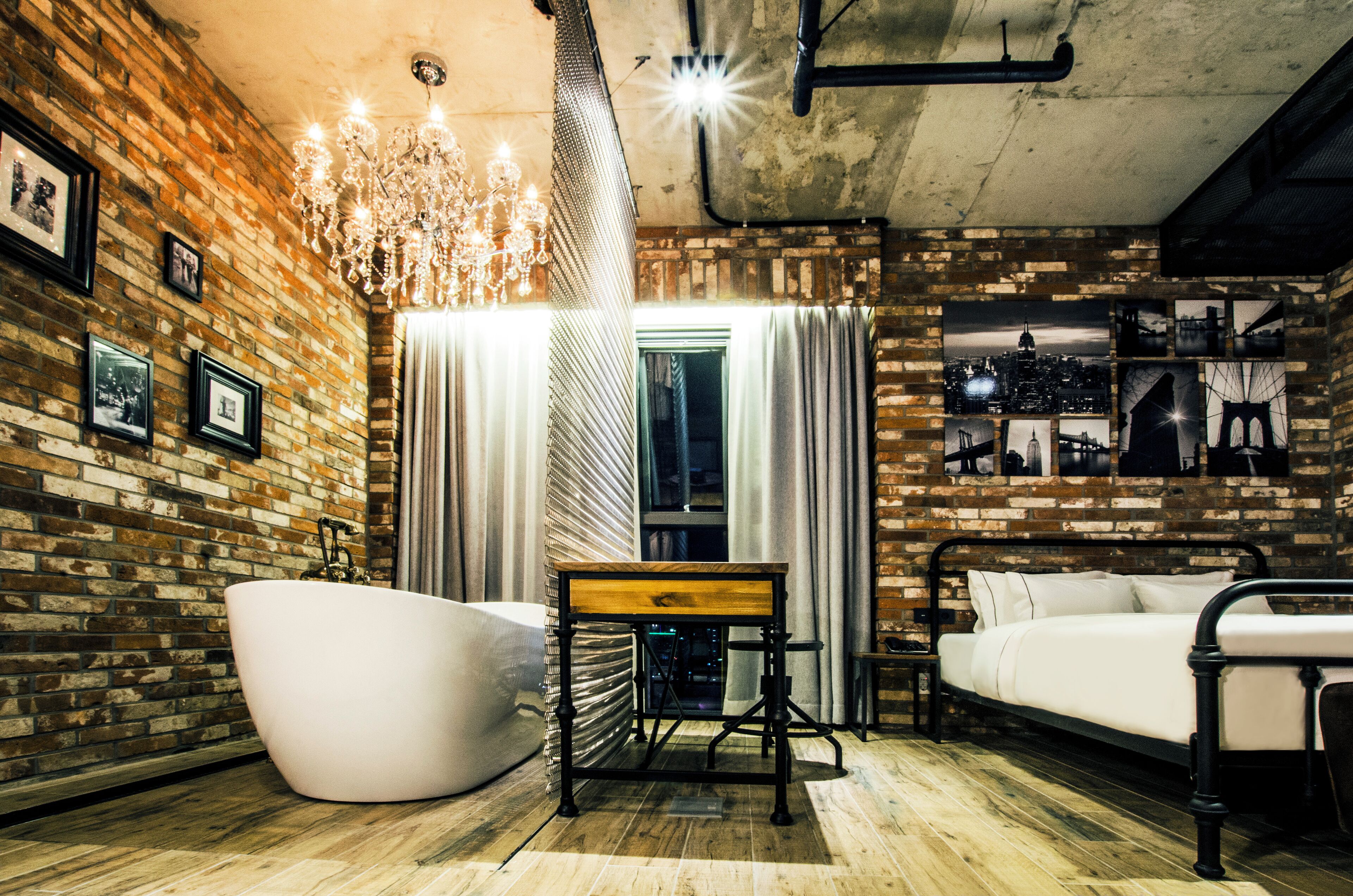 Signature kamer | Individueel gedecoreerd, individueel gemeubileerd, een bureau