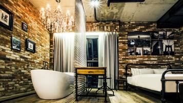 Signature kamer | Individueel gedecoreerd, individueel gemeubileerd, een bureau