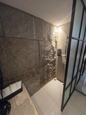 Studiosuite – royal | Bad | Separat badekar og dusj og dype avslapningsbadekar