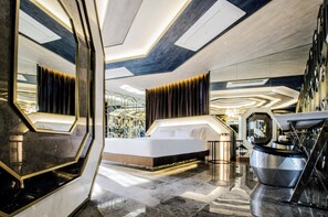 Lyxig studiosvit | Individuell inredning, unika möbler, skrivbord och mörkläggningsgardiner