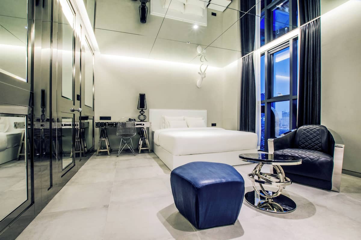 1 habitación, decoración personalizada, muebles diferentes y escritorio