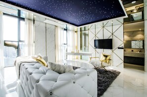 Lyxig studiosvit | Individuell inredning, unika möbler, skrivbord och mörkläggningsgardiner