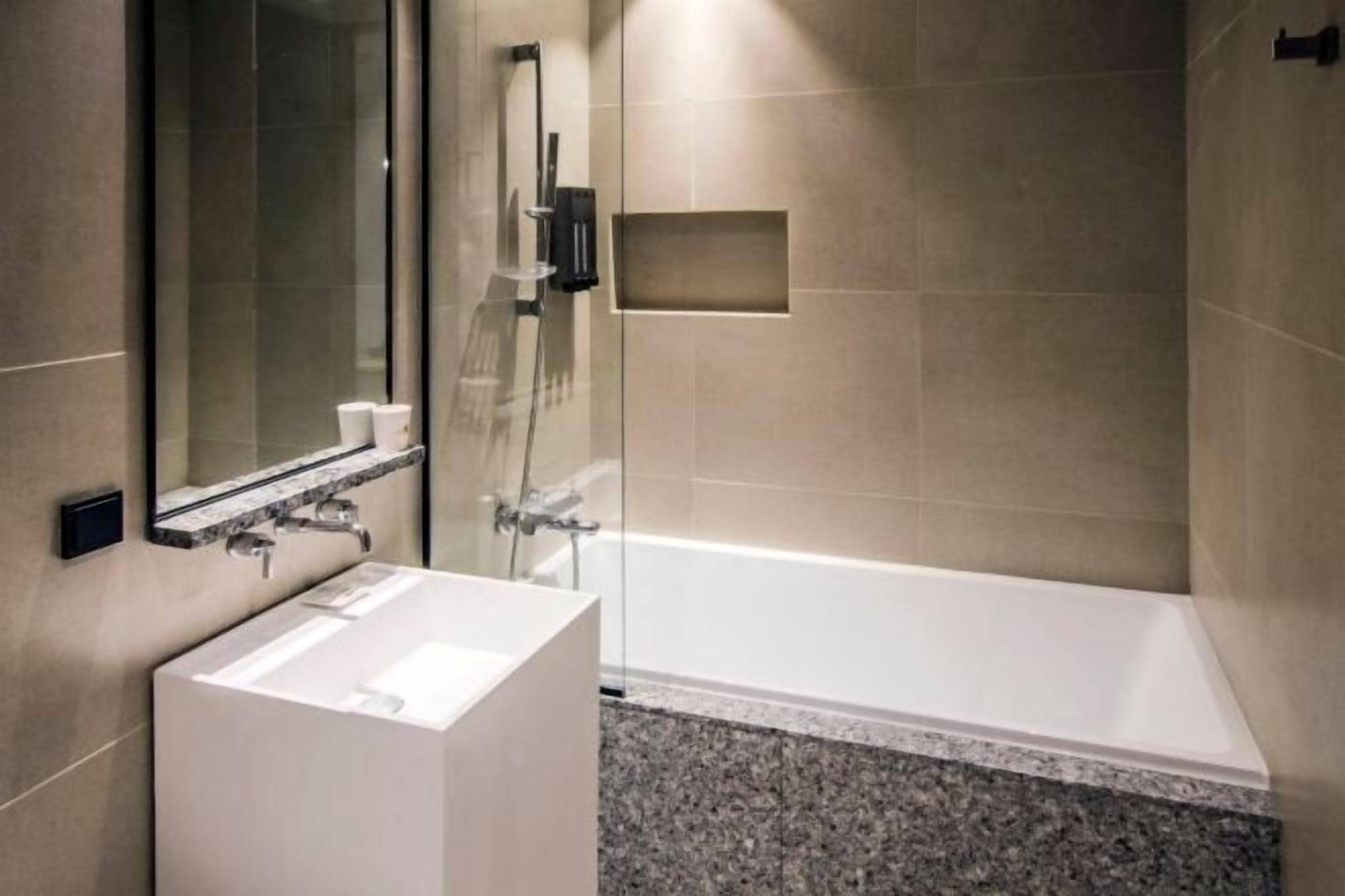 Salle de bain | Baignoire et douche séparées, baignoire relaxante profonde