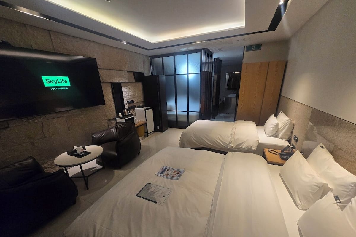 Royal Studio Suite | Individually decorated, individually furnished, desk, blackout curtains