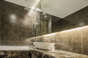 Chambre Double Deluxe | Salle de bain | Baignoire et douche séparées, baignoire relaxante profonde