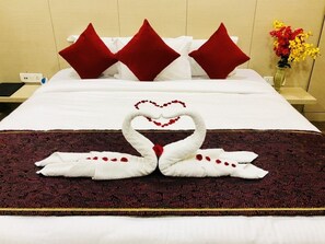 Presidential Suite | Premium bedding, desk, soundproofing, free WiFi - Hotel Prag Continental (Guwahati)