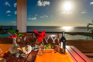 Se sirven almuerzos y cenas, con vista a la piscina 