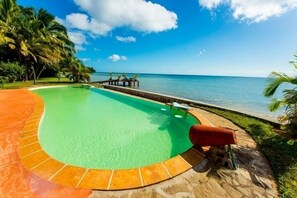 Outdoor pool, pool umbrellas, sun loungers - Vanivola Hotel (Nosy Boraha)