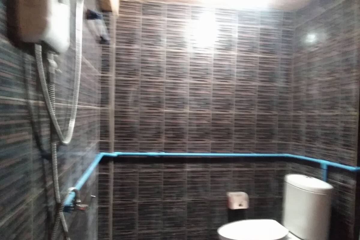 Standard Queen Room | Badkamer | Een douche, gratis toiletartikelen, handdoeken