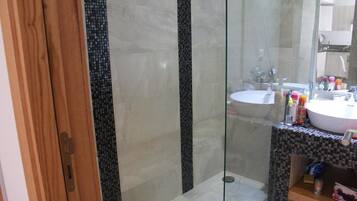 City Apartment, 2 Bedrooms | Bathroom | Combined shower/tub, free toiletries, towels