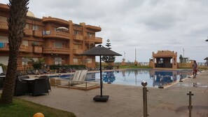 3 piscines extérieures, couloir de nage
