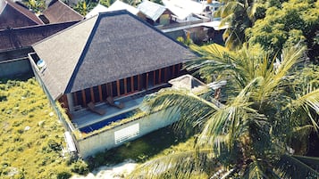 Vista frontal de la propiedad