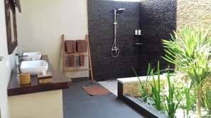 Vila, 2 quartos | Banheiro | Chuveiro, chuveiro com efeito de chuva, produtos de toalete grátis 