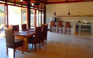 Villa, 2 Schlafzimmer | Essbereich im Zimmer