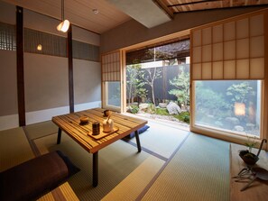 基础独立别墅 (Japanese Style, Main Building) | 办公桌、免费 WiFi、床单